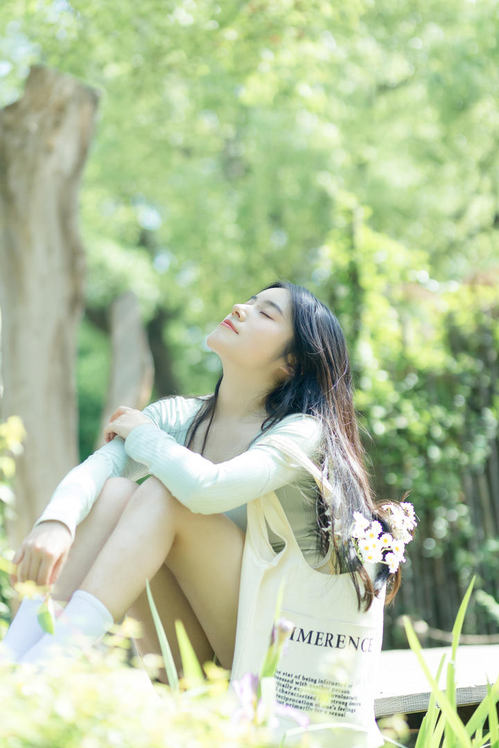 清纯女孩户外踏青图片