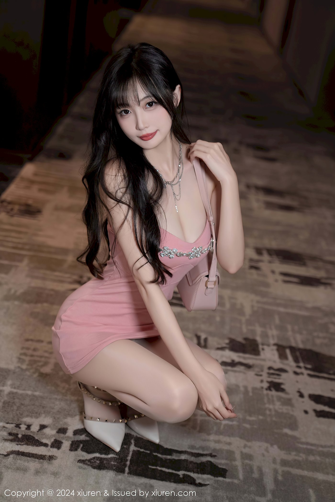 秀人网模特林星阑粉色吊带短裙诱人肉丝性感写真