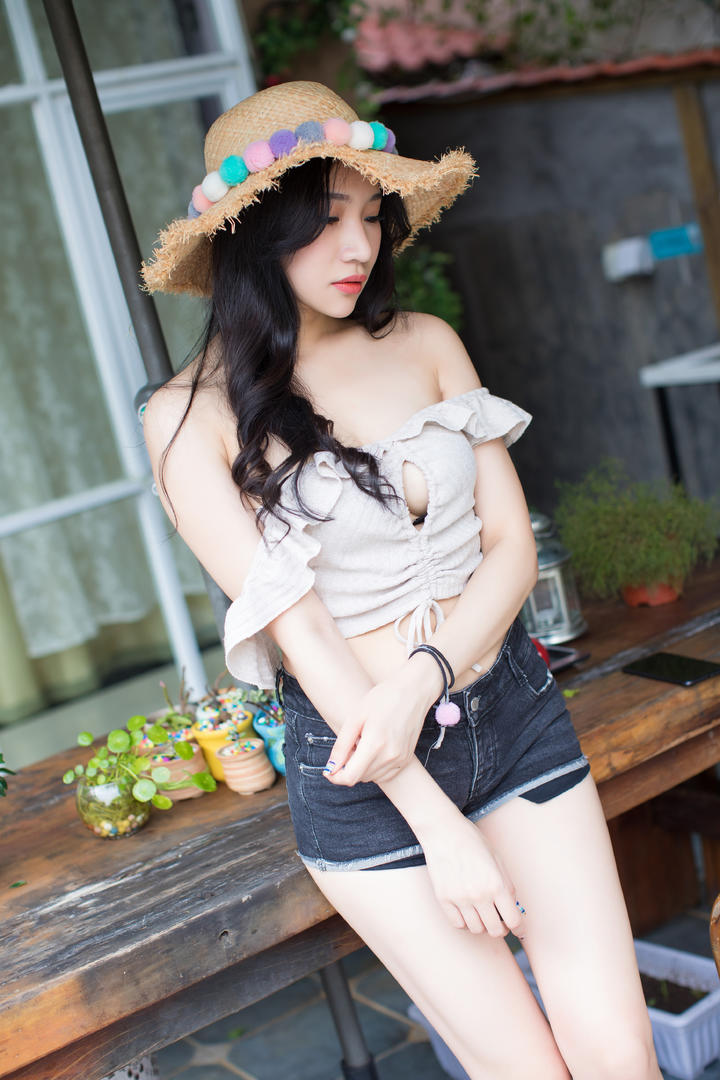 戴着帽子的性感长腿美女图片