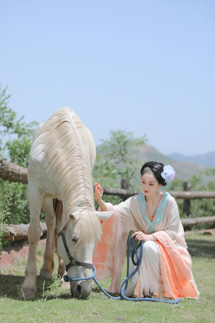 喂马的古风美女图片