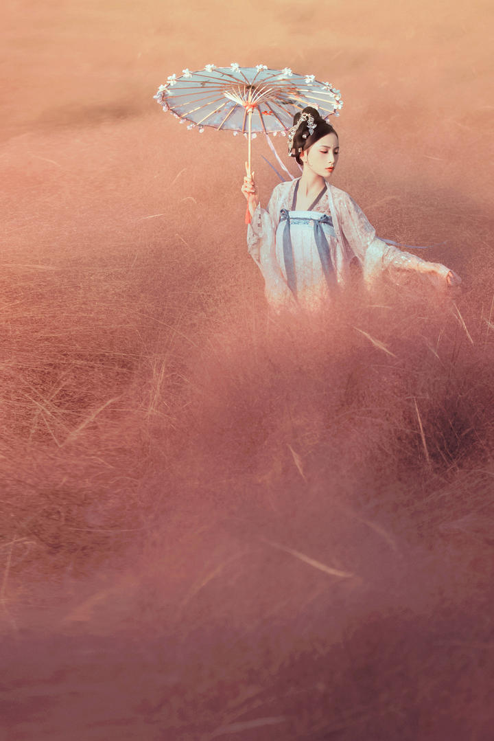 打洋伞的古装美女唯美艺术写真图片