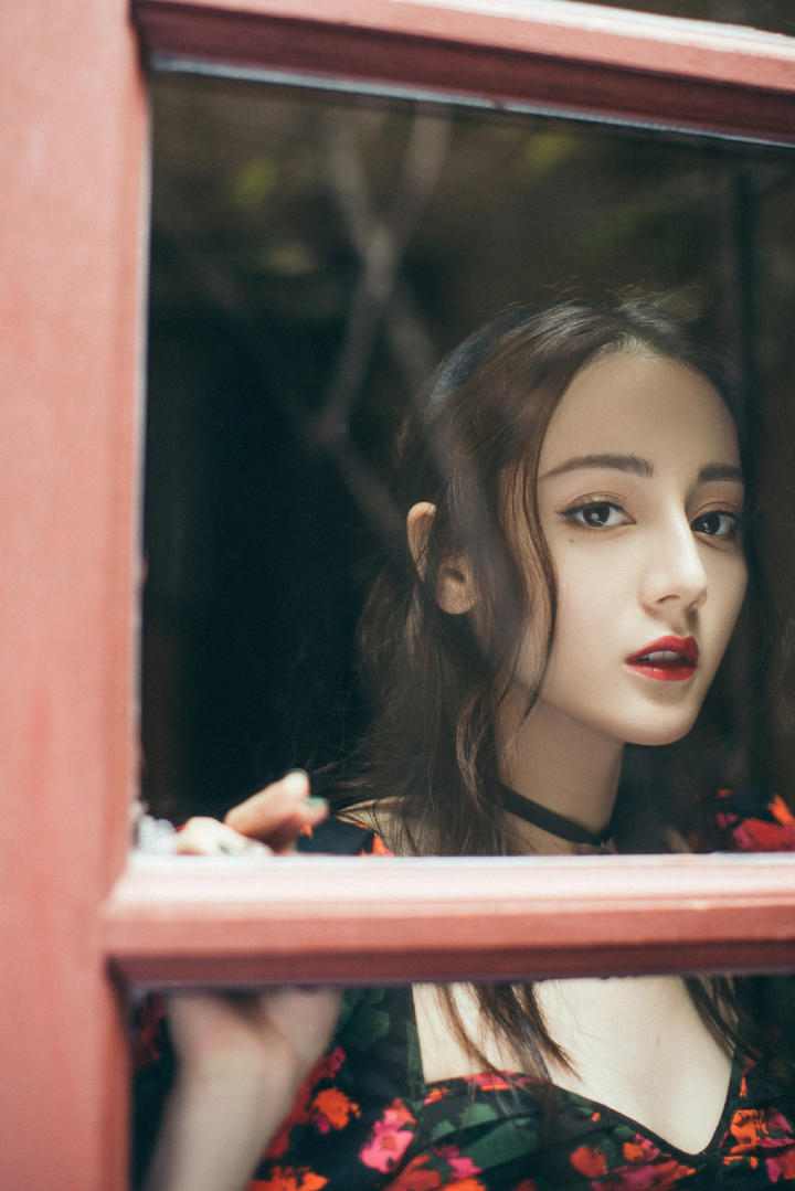 迪丽热巴花裙红唇性感写真图片