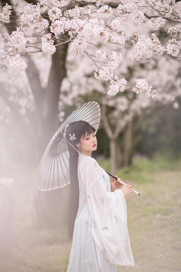 撑着伞的唯美古装汉服美女高清艺术照图片