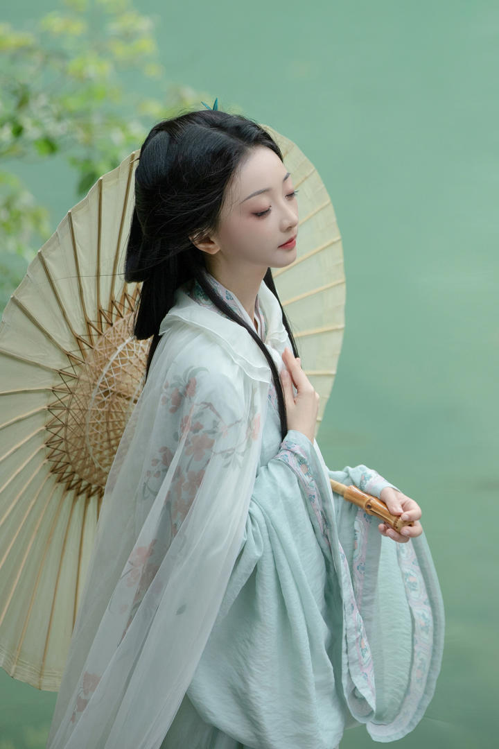 中国唯美清纯女孩青衣古装写真图片