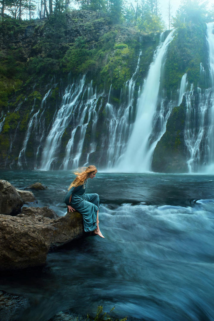超高清瀑布边的少女图片