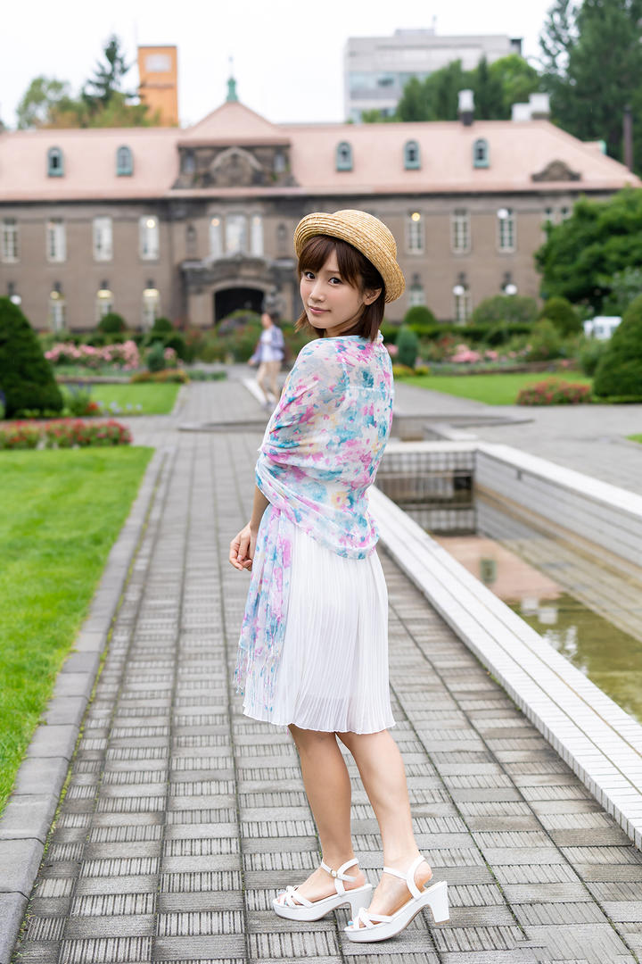 戴着草帽的日本漂亮美女小島旅拍写真集