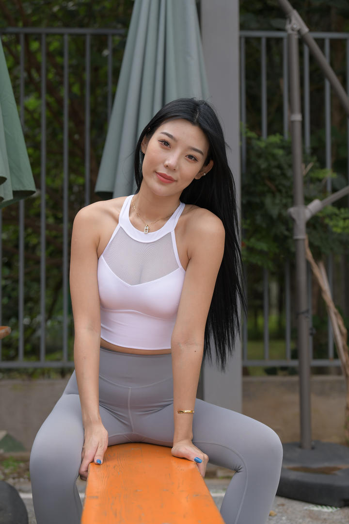 街拍时尚性感美女紧身裤唇沟明显图片