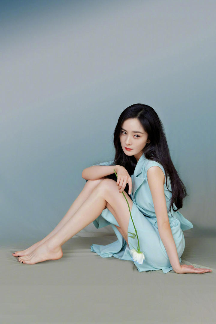 坐在地上的美女明星杨幂图片