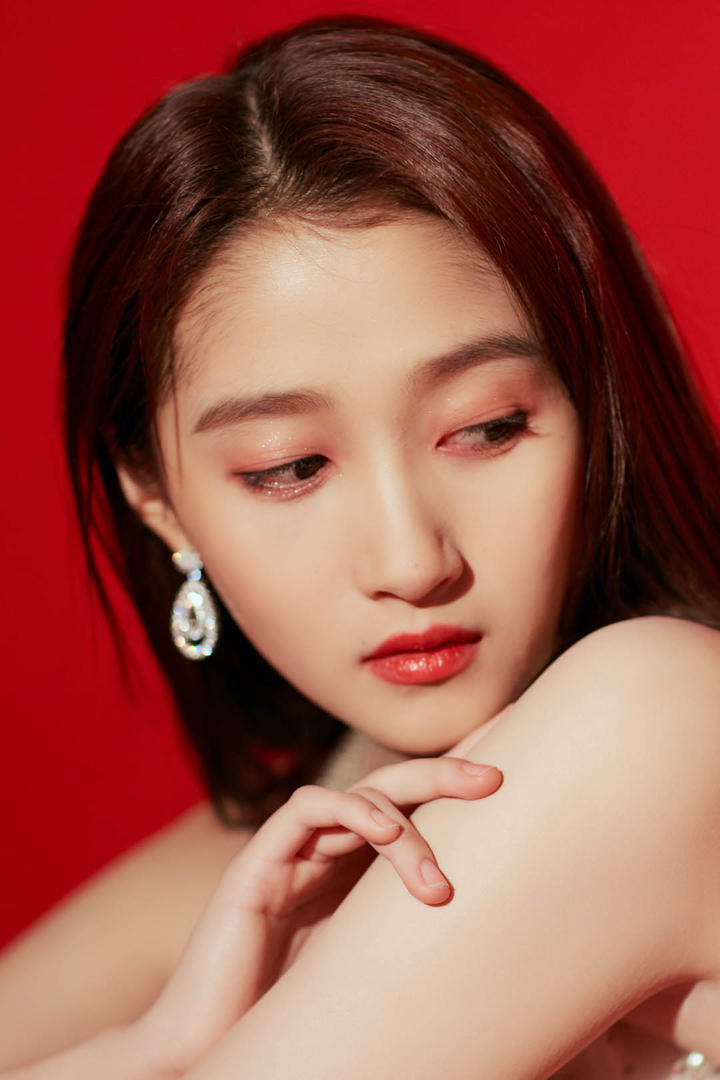 吹弹可破的肌肤女星关晓彤图片