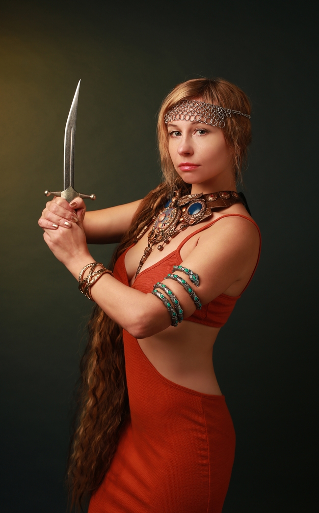 手持匕首的性感部落风格美女图片