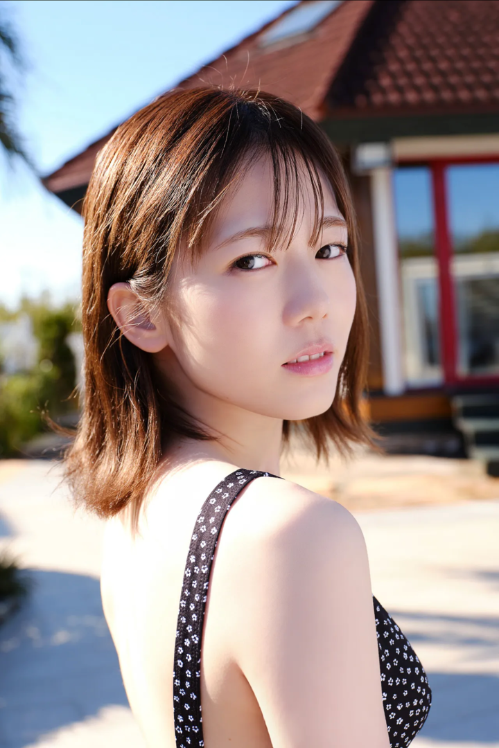 直角肩泳装美女侧脸图片