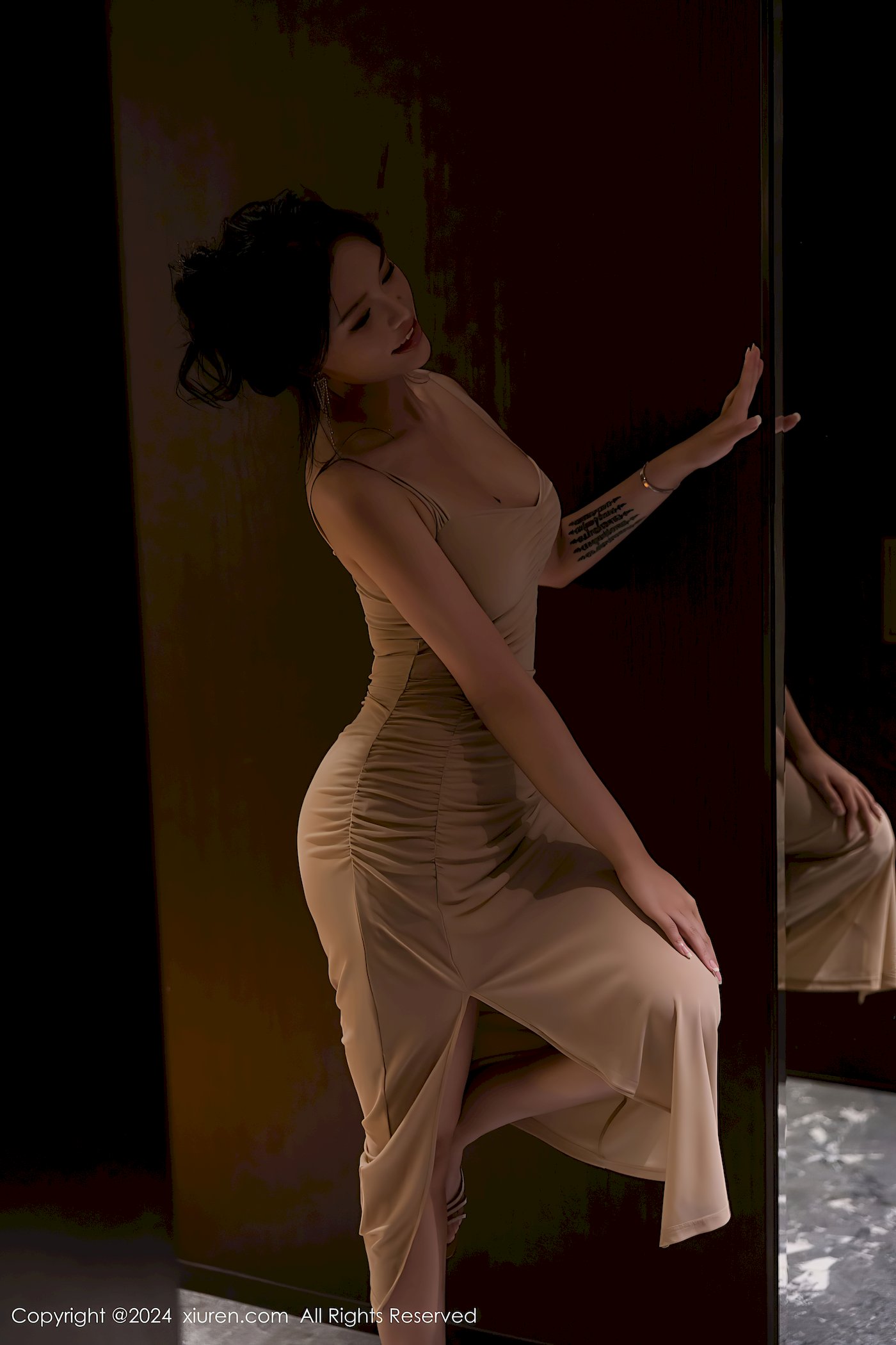 秀人网模特小娜比连衣短裙凹凸身材浴室场景性感写真