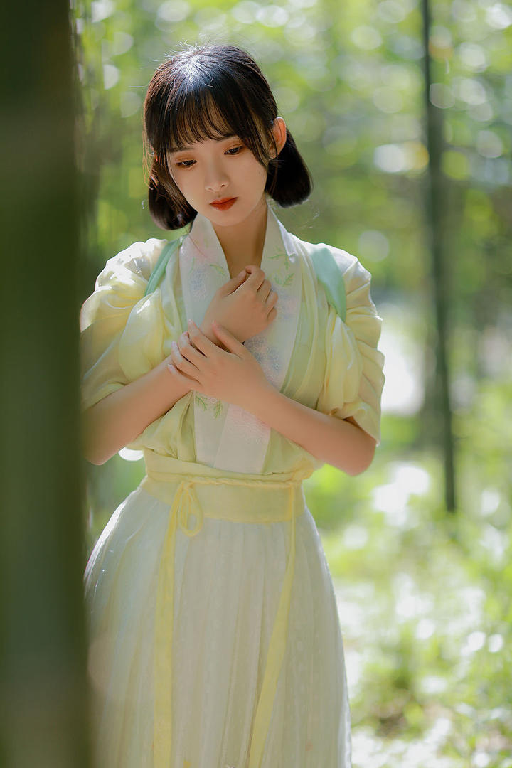 竹林里的清纯古装美女写真图片