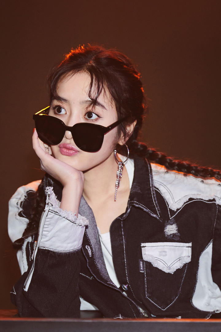 戴着黑眼睛的美女明星王梓薇