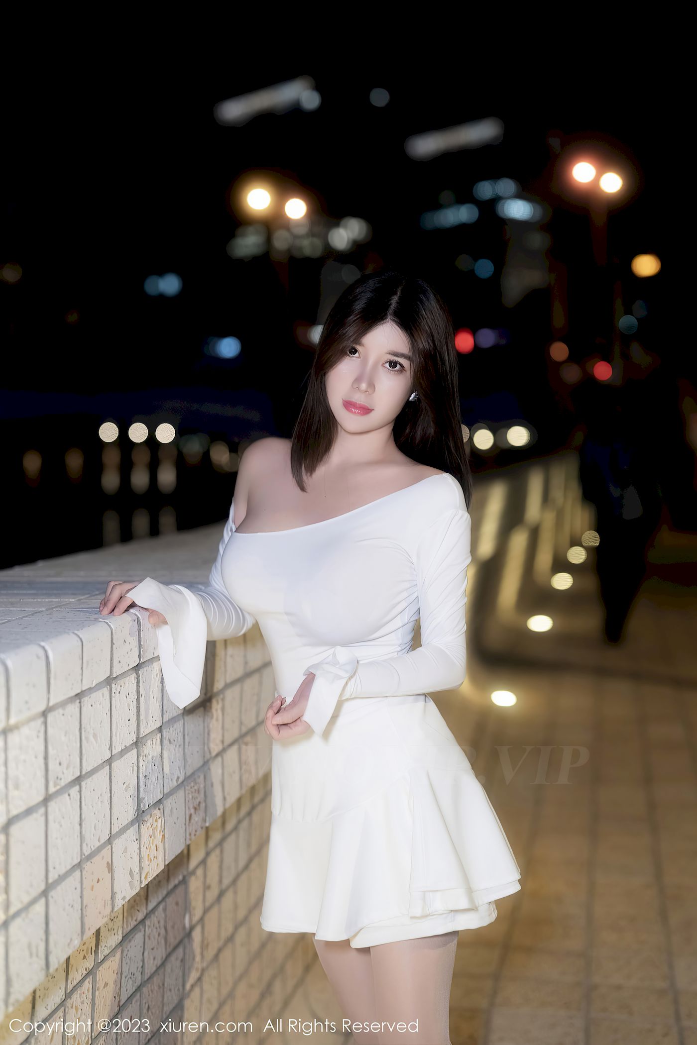 秀人网美女模特周jojobaby露肩白裙搭配原色丝袜私房写真