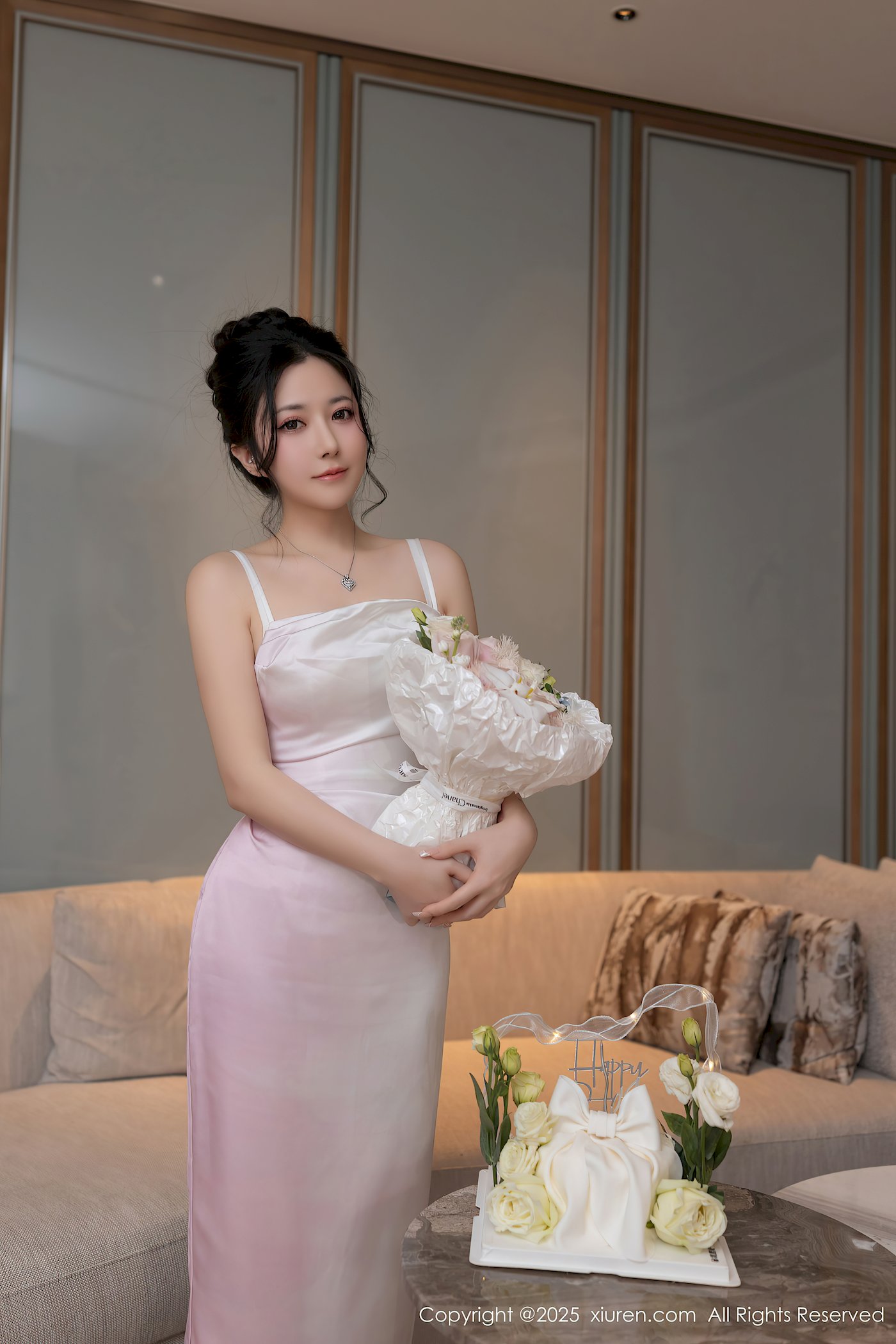 秀人网模特鱼子酱Fish浅色连衣裙生日主题性感写真