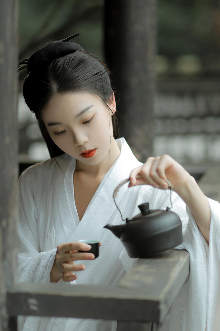 泡茶的清纯白衣古装美女唯美艺术照图片下载