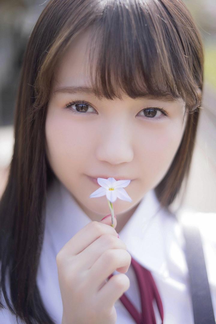 亲吻花朵的日本漂亮女孩高清个性头像图片