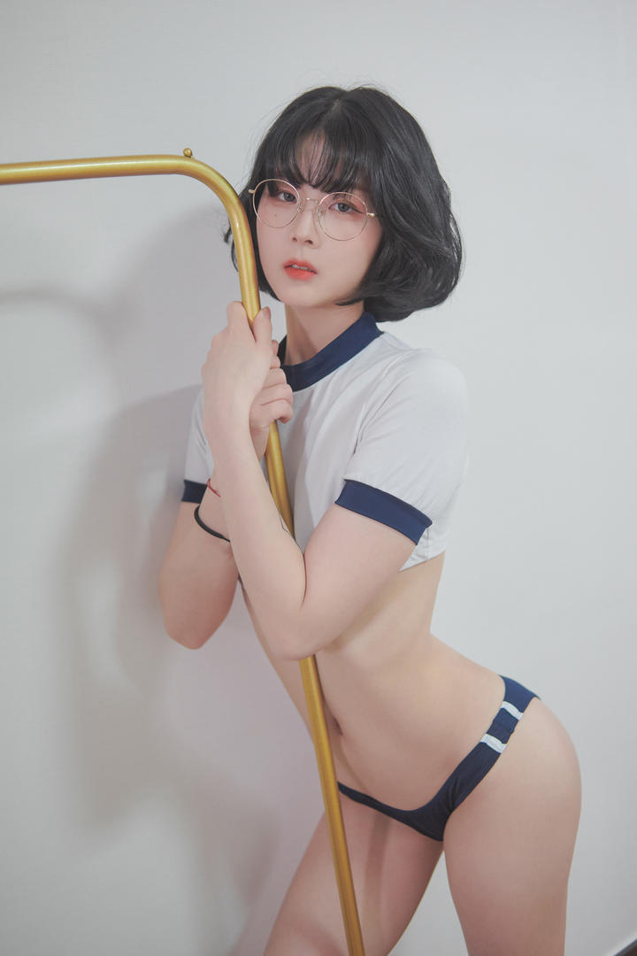 跳钢管舞的韩国短发美女性感身段诱人写真图片