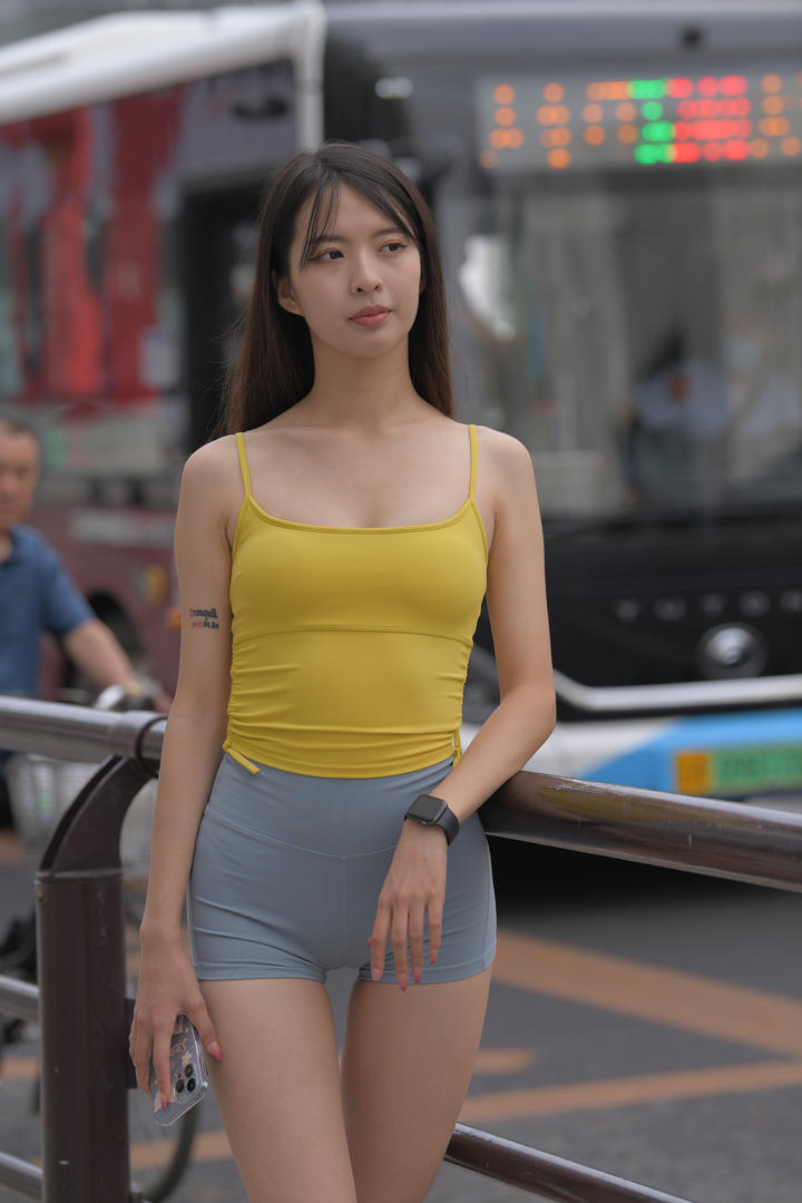瑜伽裤鲍沟大户型美女街拍图片大全