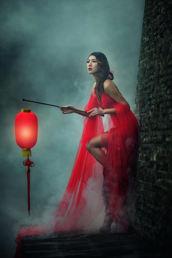 提红灯笼的古装美女图片