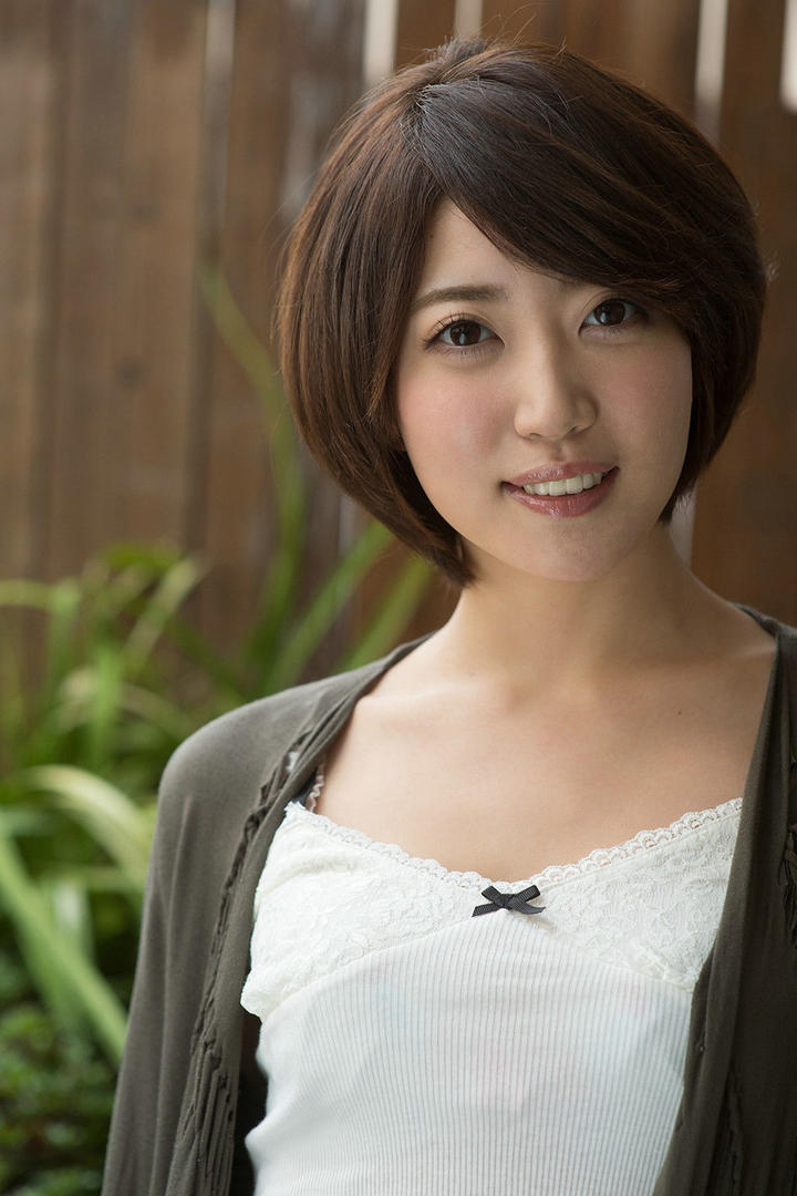 日本短发美女特写图片