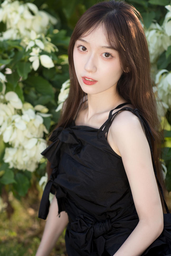 黑色吊带长裙美女图片高清夏日摄影写真图片
