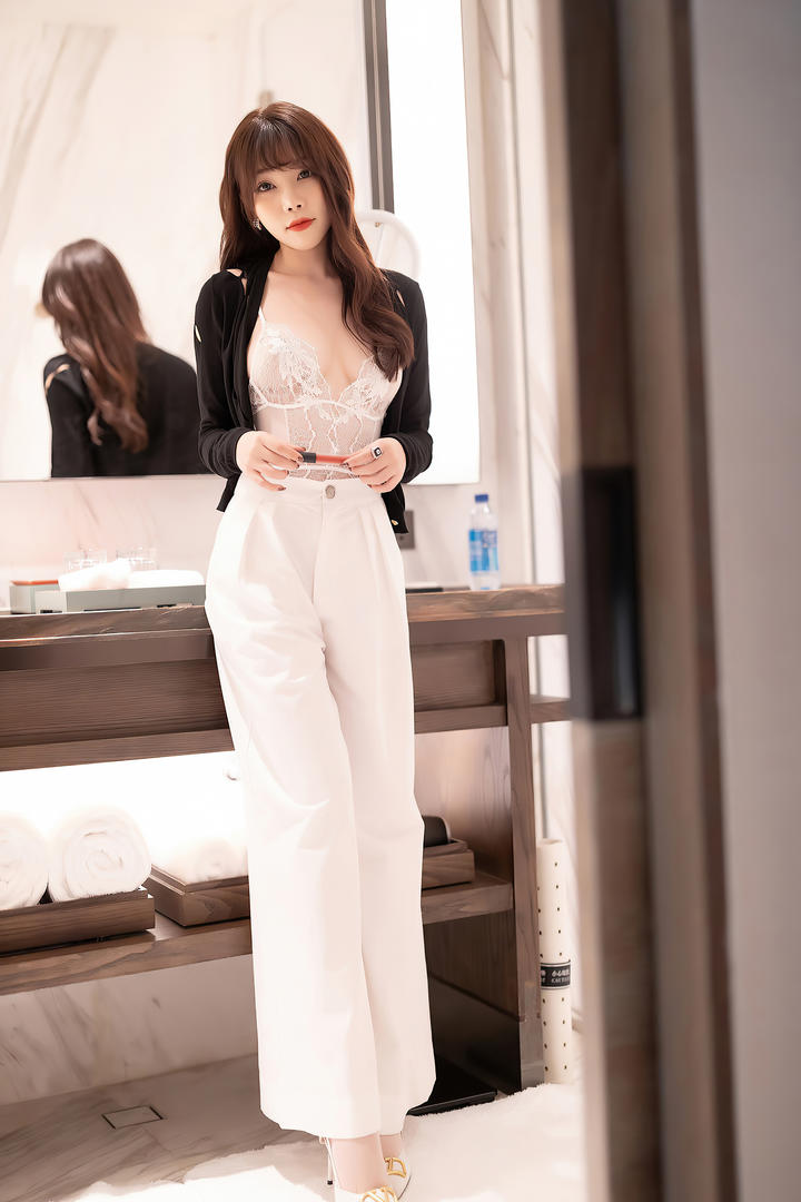 化妆间的气质美女芝芝写真图片