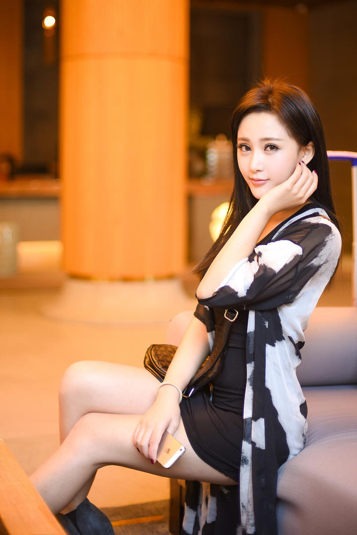 拿着手机的极品气质美女模特写真图片