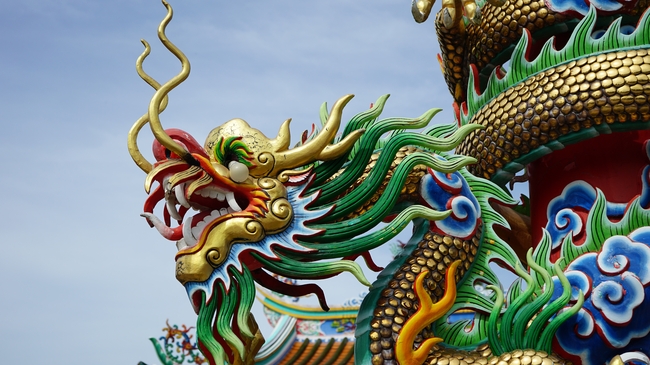 房檐上的龙雕塑图片