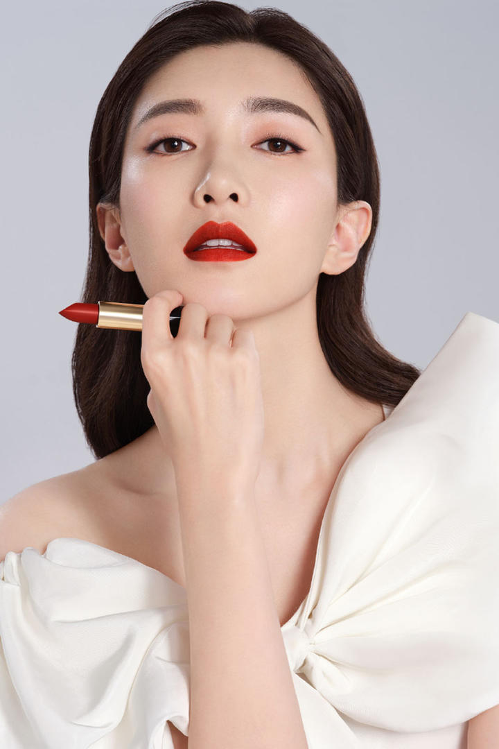 胡歌前女友江疏影涂口红女明星图片大全