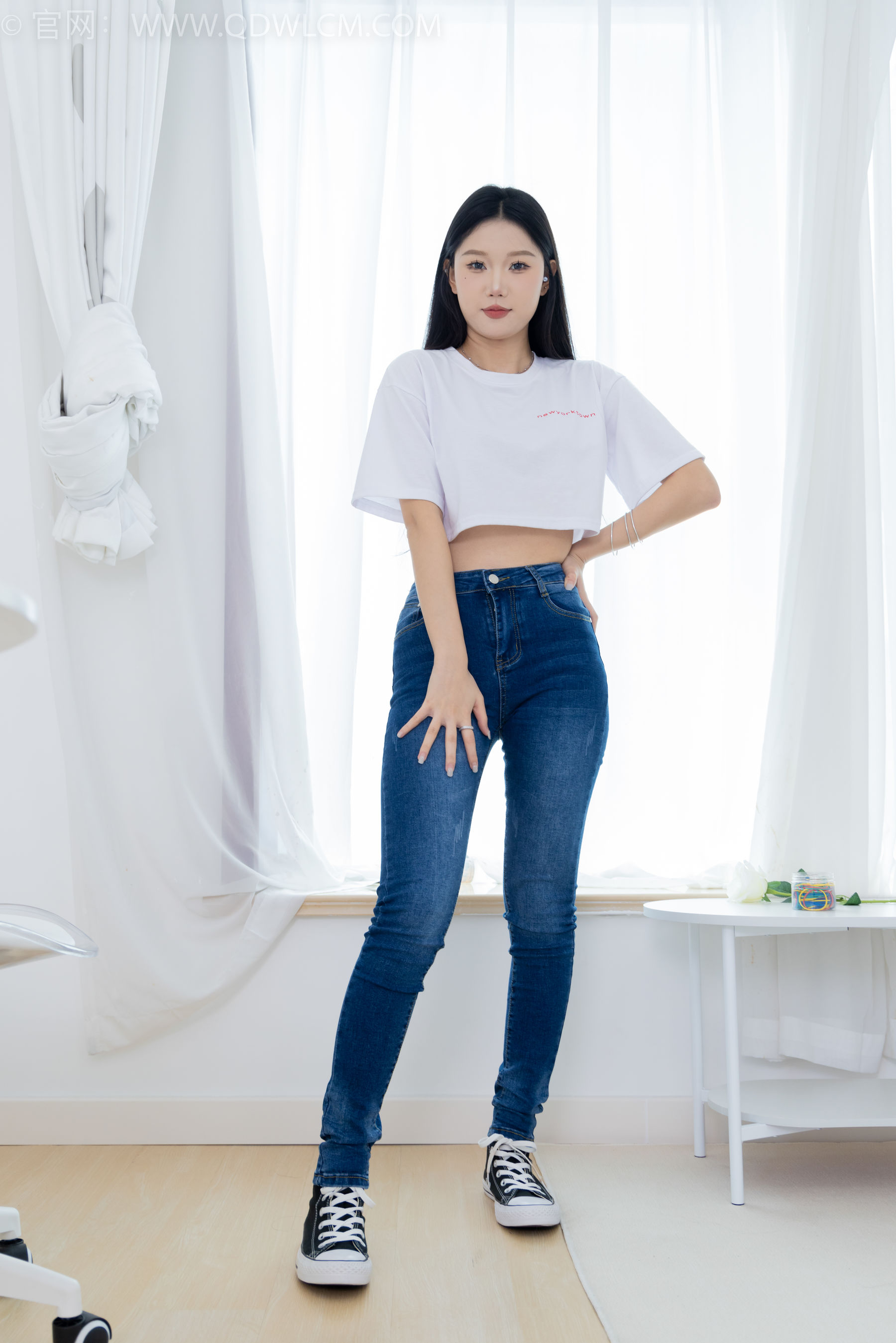 物恋传媒模特小竹白T恤牛仔裤居家女友主题写真