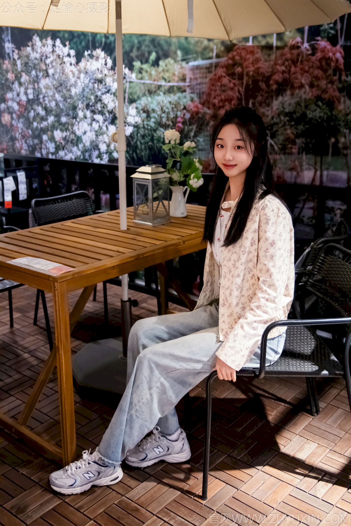 足愉心模特奶芙碎花衬衫搭配牛仔长裤裸足摄影