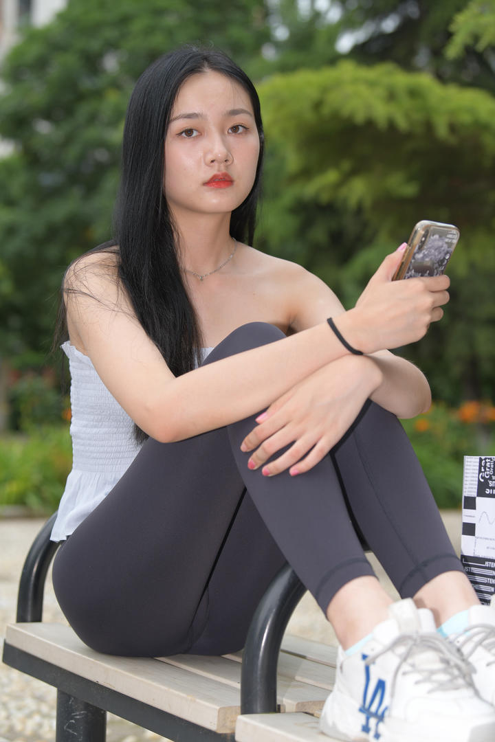 公园里街拍紧身裤美女图片集
