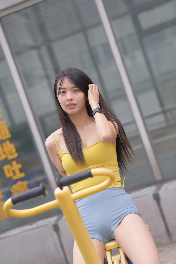 清秀的紧身裤小姐姐3A街拍美女图片