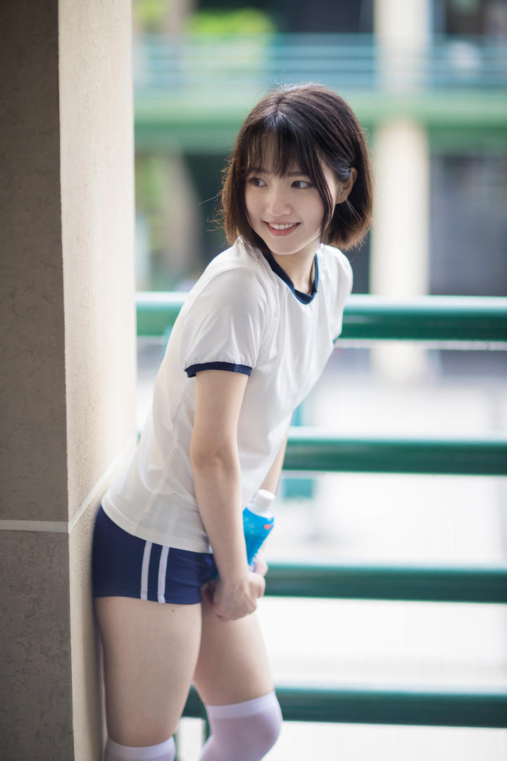 穿运动装的短发初中女生二妹写真图片