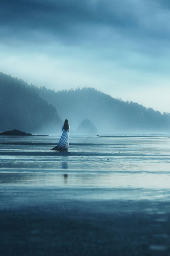 超高清湖中的女生艺术摄影图片