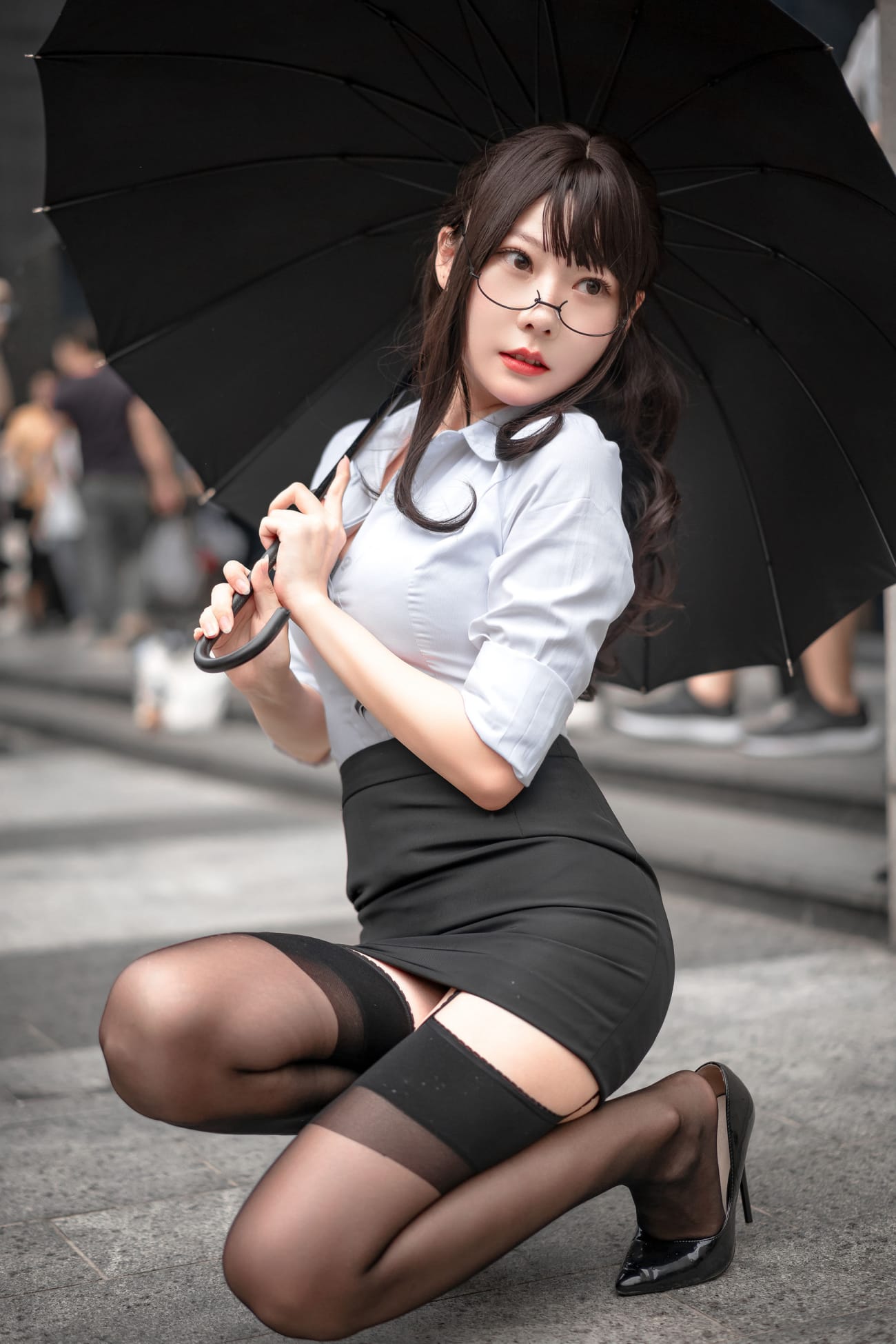 网络美女香草喵露露白衬衫黑丝美腿职场OL系列性感写真
