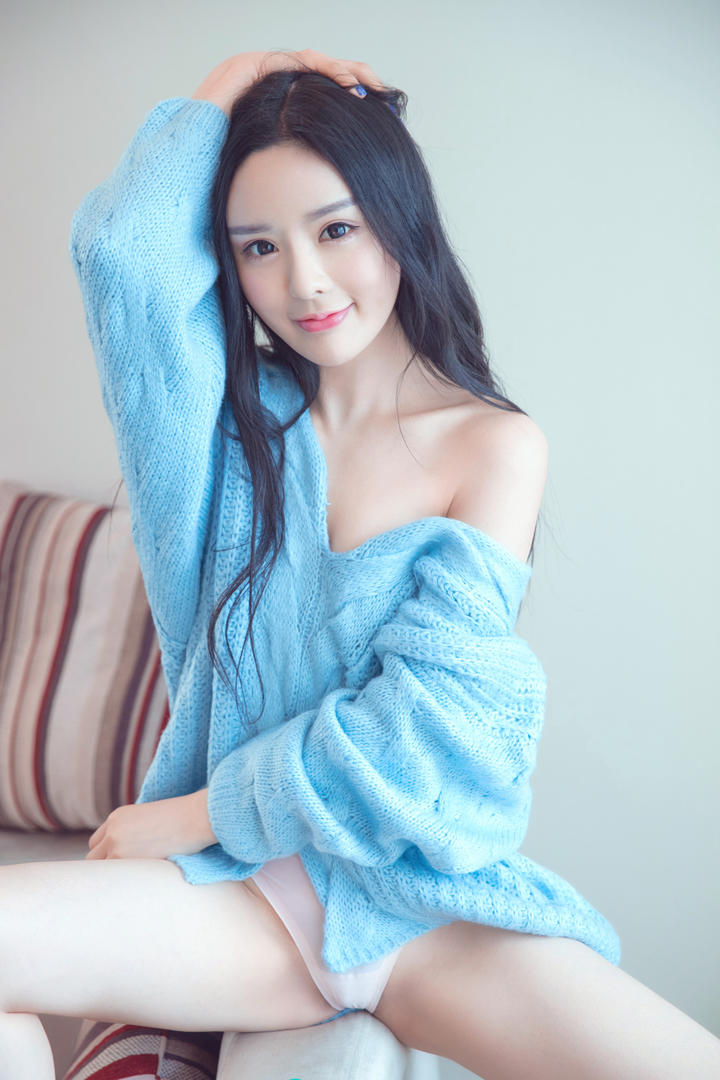 坐在沙发边的清纯女生写真