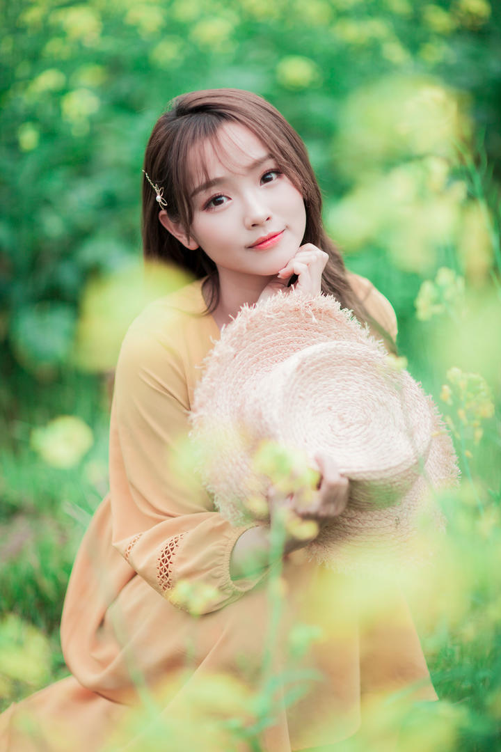 清纯甜美可爱女生丹婷油菜花园里的美女写真图片