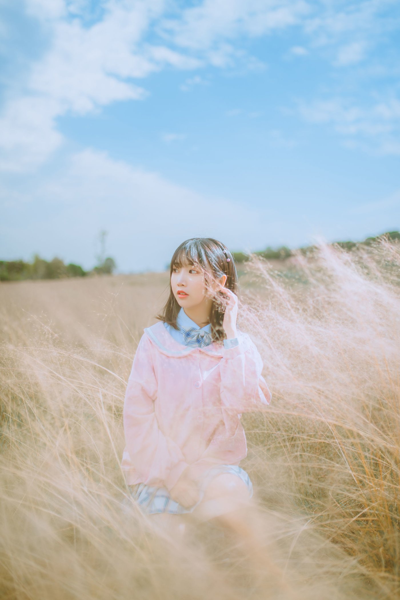 清新软妹面饼仙儿JK制服粉黛草场景粉色风格户外写真