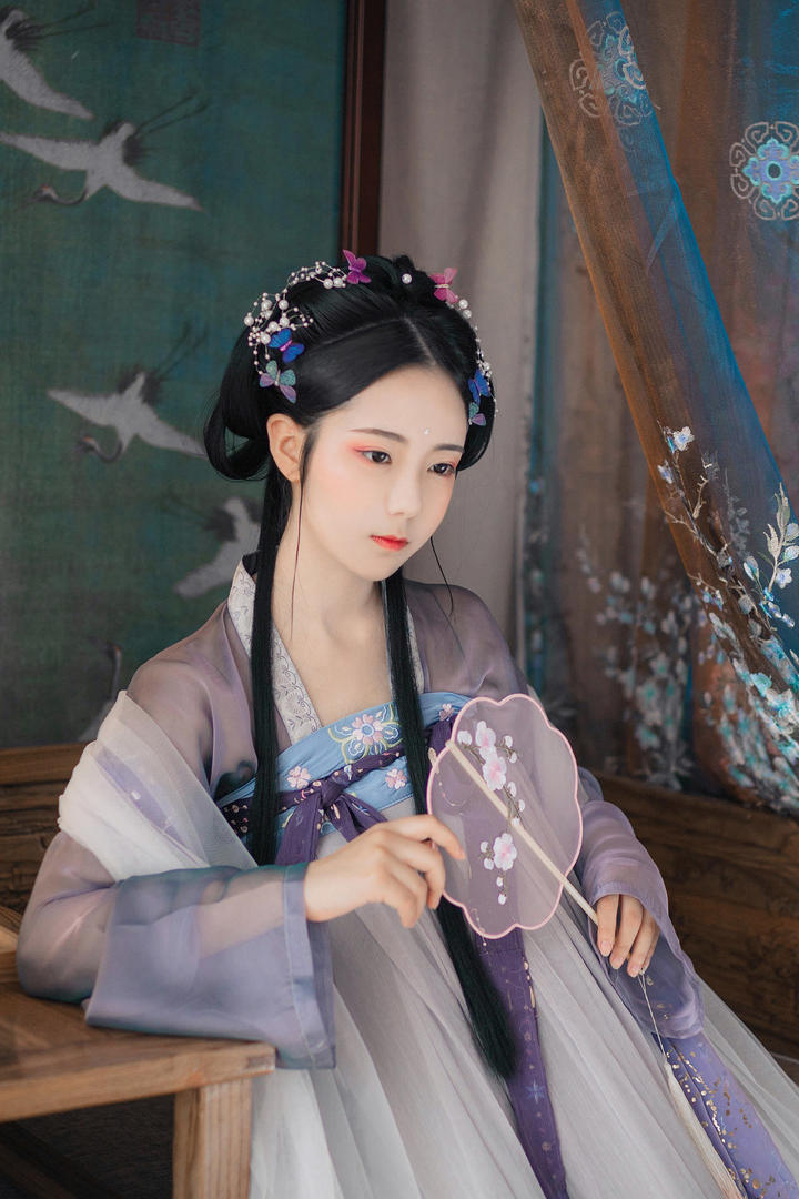 拿着扇子的高清古装汉服美女写真图片