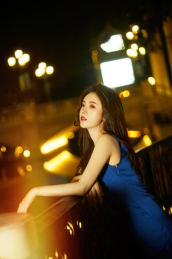 欣赏夜景的性感女明星鞠婧祎高清美照大图