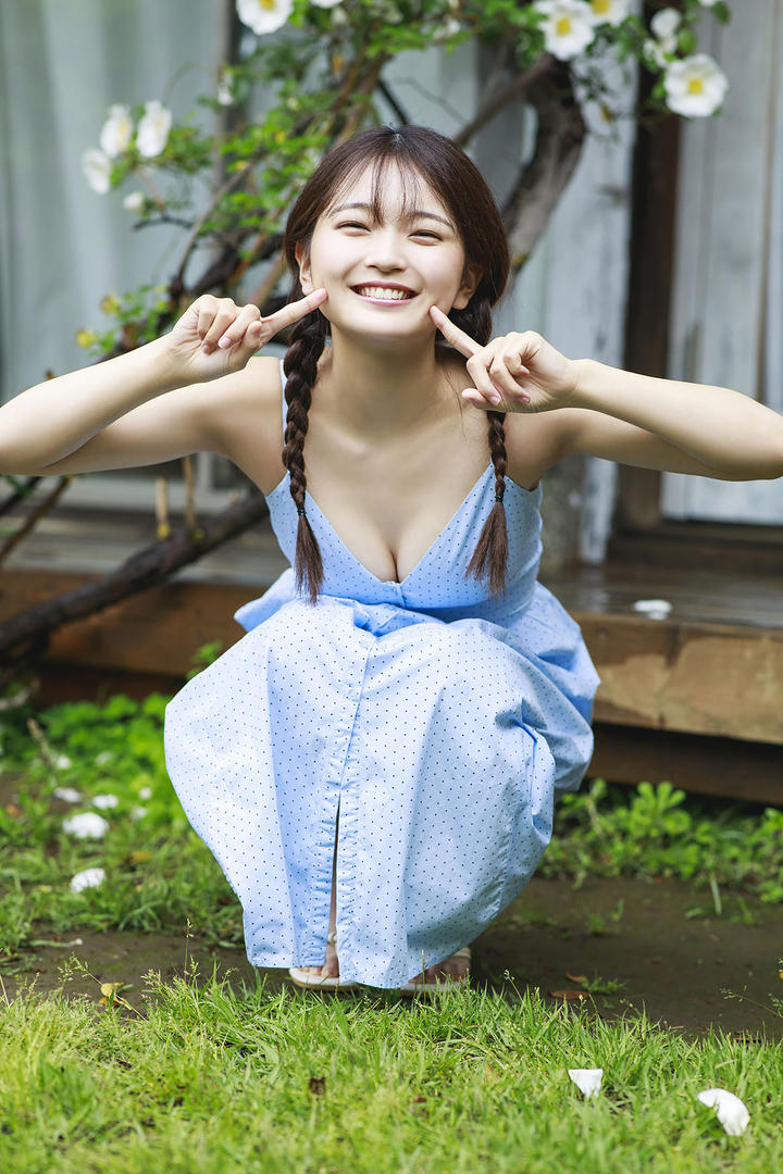 古灵精怪的日本可爱小美女低胸连衣裙写真图片