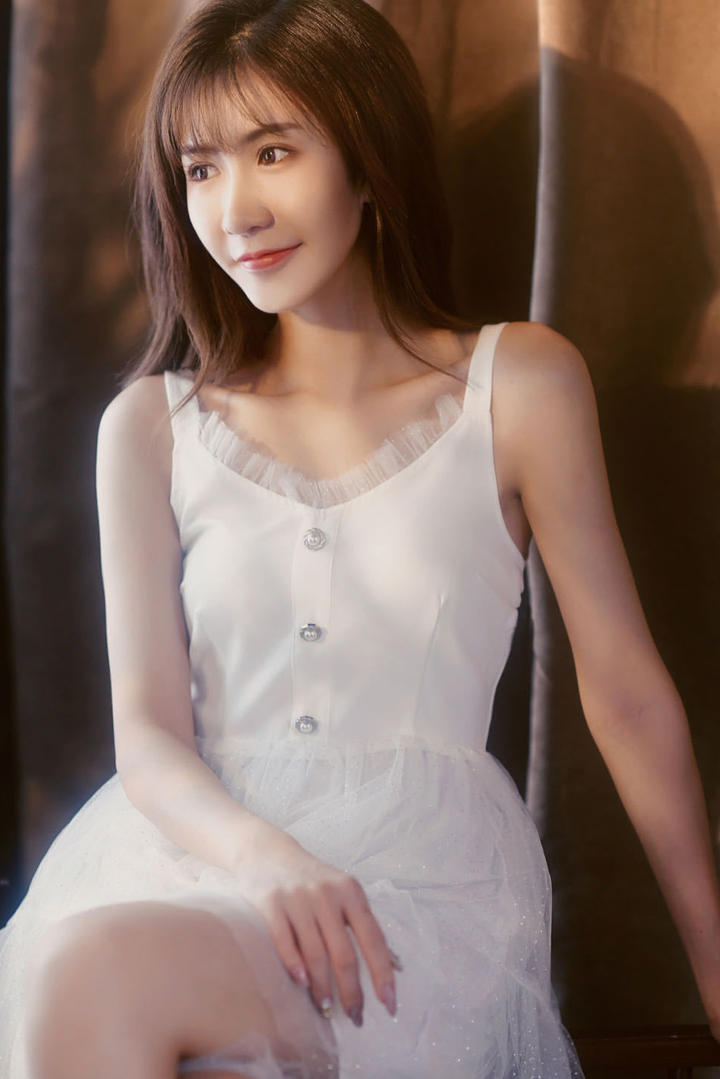 穿着小白裙的清纯甜美妹子写真图片