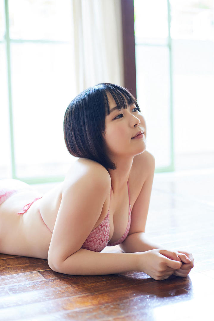 趴在地板上的日本大胸美女图片