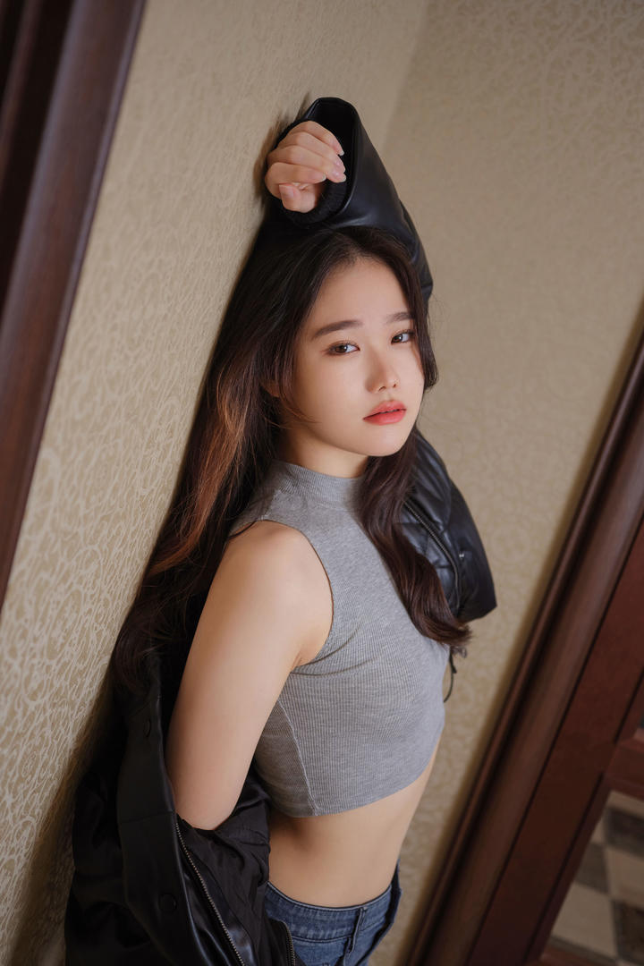 日韩黑色蕾丝女装大长腿美女图片