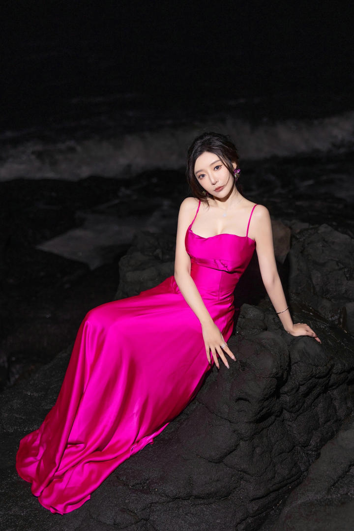 坐在海边礁石上的气质女神王馨瑶个人艺术写真大图