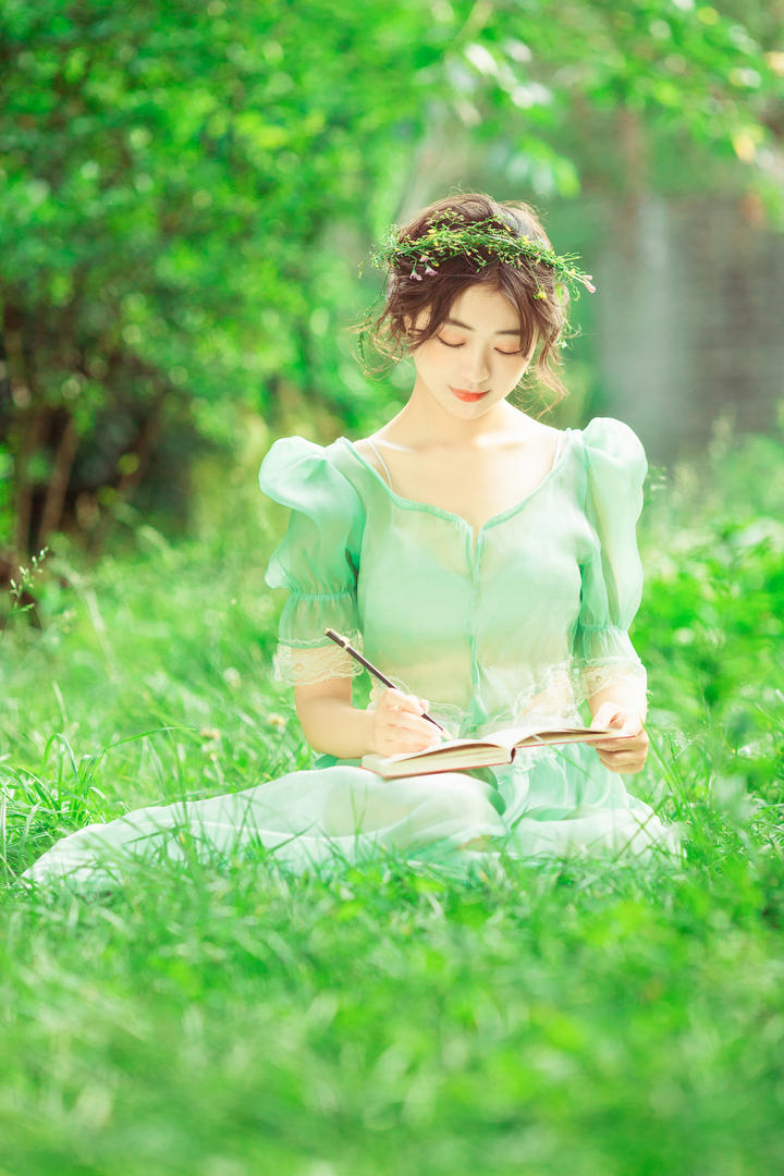 女生户外唯美写真图片