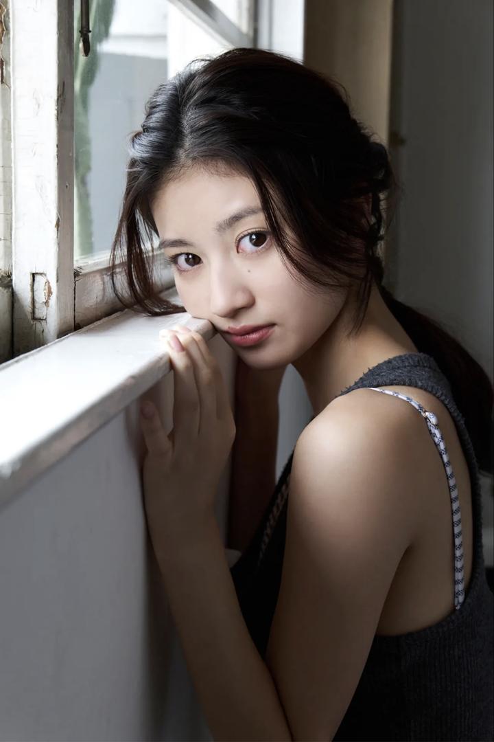 趴在窗户上发呆的日本小美女摄影图片